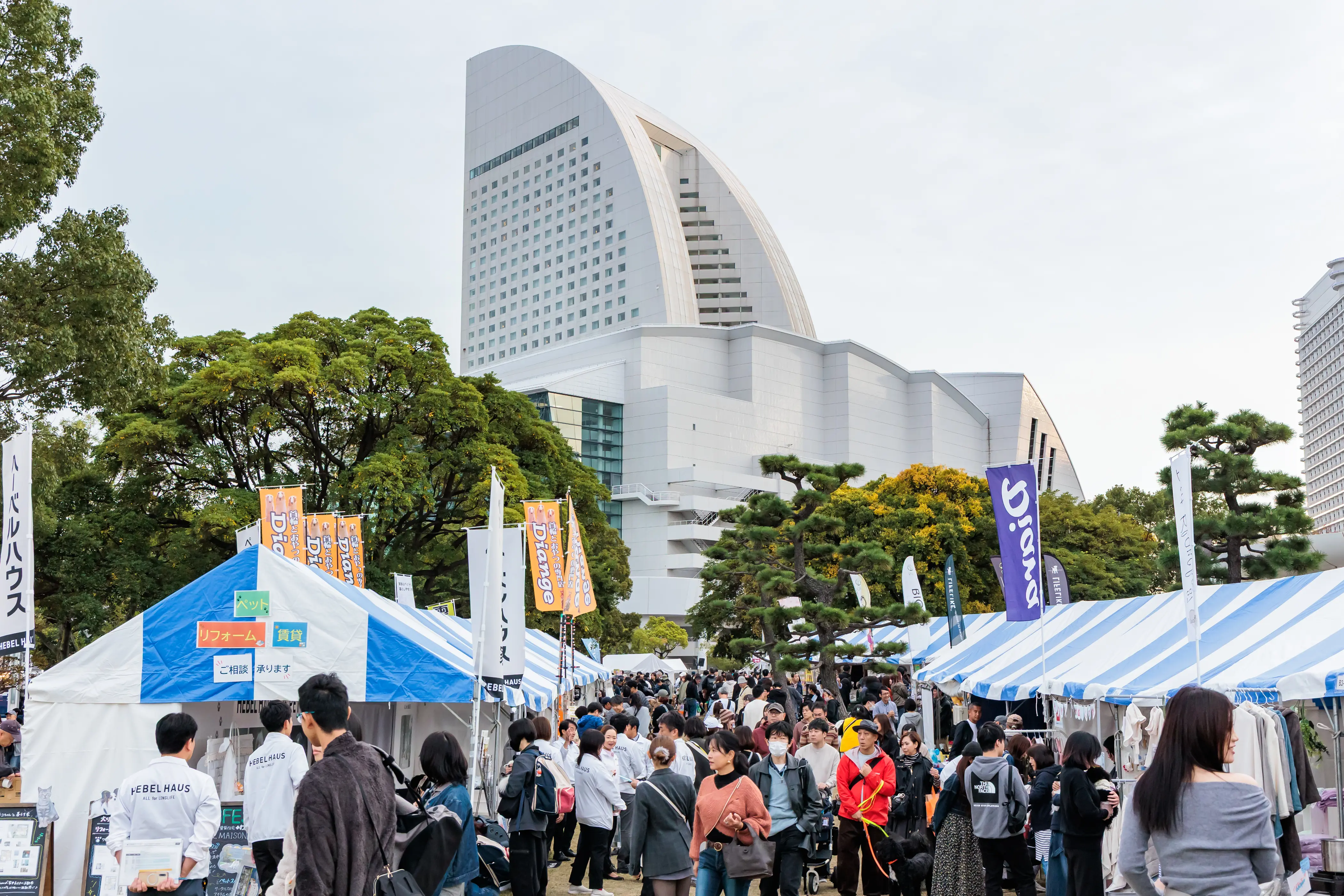 マルシェやキッチンカーが並ぶイベント会場